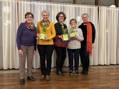 Die Vorsitzenden Dr. Ursula Beyer (li) und Dr. Michaela Gaus (re) danken (von links) Charlotte Trinkler, Anja Hänsler, Monika Bukenberger