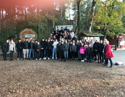 Foto zur Meldung: Ausflug aller Schülerinnen und Schüler der DaZ-Basis-Klasse und der DaZ-Aufbau-Kurse der Anne-Frank-Gemeinschaftsschule in den Wildpark Eekholt