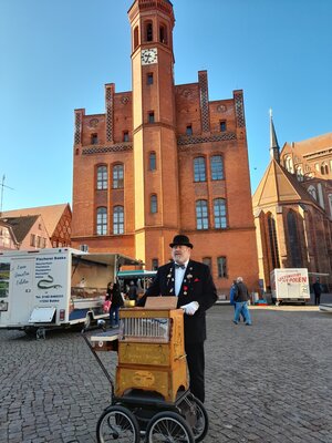 Stadt Perleberg| Wochenmarkt-Künstler Herr Hasenkrug unterhielt die Wochenmarktbesuchenden