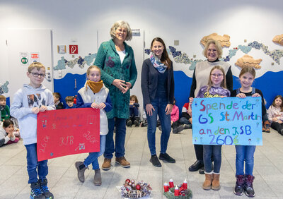 Die Erwachsenen auf dem Foto sind (von links): Anjo Närdemann / Rektorin, Klara Knieps / Vorstand Kinderschutzbund Ahrweiler und Helena Schäuble / Projekt Schülerzeitung. (Bild vergrößern)