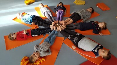 Yoga in der Kita Farbenspiel Großenlüder