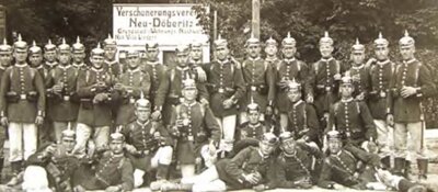Soldaten vor der Tafel des Verschönerungsvereins Neu-Döberitz, ca. 1914; Quelle: Archiv Andreas Krüger (Bild vergrößern)