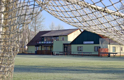 Sporthaus und Sportplatz möchte der Ummendorfer SV gern modernisieren. Das Wie und Wann ist noch nicht ganz klar. Foto: Ronny Schoof (Bild vergrößern)