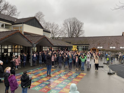 Flashmob auf dem Schulhof - Ein richtig gutes Gefühl! (Bild vergrößern)