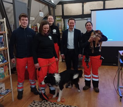 Rolandstadt Perleberg | Mitglieder der Rettungshundestaffel mit Hund Fridolin im Beisein von Bürgermeister Axel Schmidt