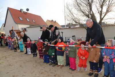 Spielhaus und Doppelwippe in Reckahner Kita eingeweiht (Bild vergrößern)