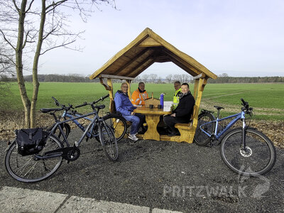 Pausenort für Radfahrer: Die Stadt Pritzwalk ließ am nördlichen Ende des neu gebauten Radweges an der B 103 bei Falkenhagen eine Sitzgruppe errichten. Foto: Beate Vogel
