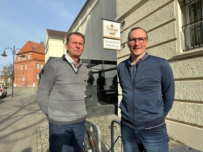 Uwe Neumann (r) und Thomas Kern freuen sich, dass der Theaterkeller ab März wieder öffnet I Foto: Martin Ferch (Bild vergrößern)