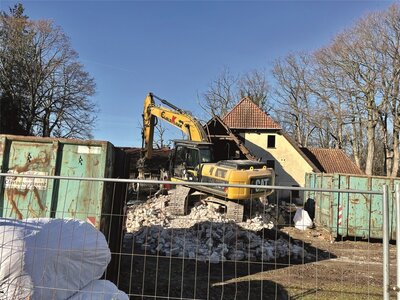 Wohnhaus verschwindet: Das seit Jahren leer stehende Gebäude im südlichen Bereich des Areals wird derzeit abgerissen. Foto: WZ,  Reinbold (Bild vergrößern)