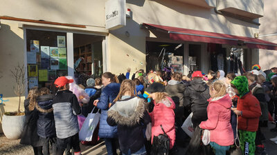Vorschaubild der Meldung: Der Einzelhandel in der Bahnhofstraße beglückt Kinder beim Faschingsumzug