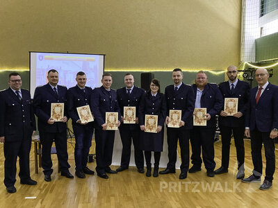 Insgesamt acht Sadenbecker Brandschützer erhielten in der Jahresversammlung Beförderungen. Foto: Privat