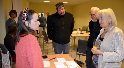 Diskussion um Themen beim Wahlkreisel. Foto: Andreas Staindl (Bild vergrößern)