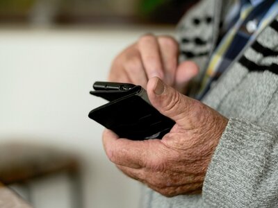 Den Umgang mit dem Smartphone können ältere Menschen im digitalen Seminar erlernen. Quelle: Pixabay