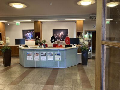 Seit dem 8. März 2023 befindet sich die Touristinformation im Foyer des Kultur- und Festspielhauses I Foto: Jeannette Küther (Bild vergrößern)
