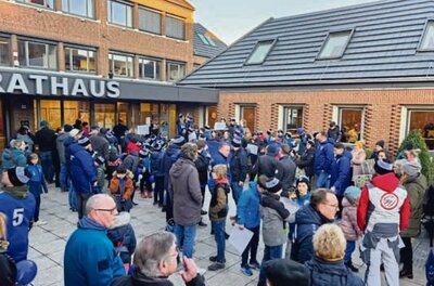 Junge Germania-Fußballer und ihre Eltern protestieren vor dem Walsroder Rathaus.