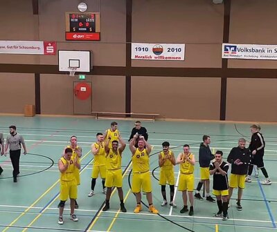 Foto zur Meldung: Jubel in Lindhorst - TuS Basketballer gelingt der Durchmarsch in die Oberliga