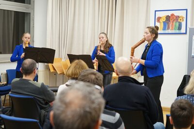 Blockflötentrio beim Auftritt in der Musikschule, Januar 2023