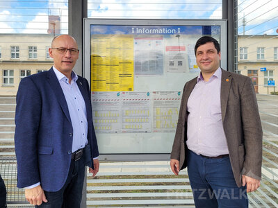 Dr. Ronald Thiel und Sven Hoffmeister vor dem Fahrplan am Pritzwalker Bahnhof. Foto: Beate Vogel