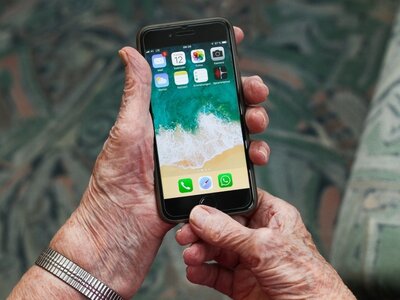 Ältere oder pflegebedürftige Menschen erlernen im Digitalen Seminar den sicheren Umgang mit dem Smartphone. Quelle: Pixabay