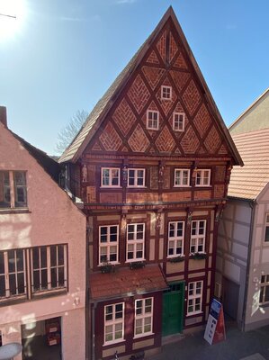 Stadt Perleberg | Das sogenannte „Knaggenhaus“ Großer Markt 4, um 1525 errichtetes Kaufmannshaus mit hoher Diele und Speicherstockwerk