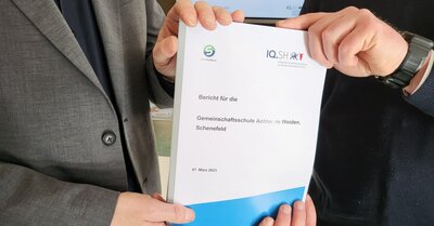 Vorschaubild der Meldung: Gemeinschaftsschule Achter de Weiden erhält den Bericht zum Schulfeedback