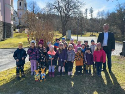 Eisensteins Bürgermeister Michael Herzog bedankte sich bei den Kindergartenkindern für den schönen Ortsschmuck