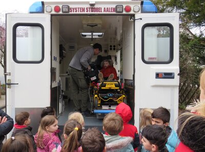 Die Ausstattung des Rettungswagens der Johanniter faszinierte die Kinder. Eines von ihnen durfte sich sogar auf die Trage legen, damit Sauerstoffsättigung und Puls gemessen werden. Foto: Stadt Maintal