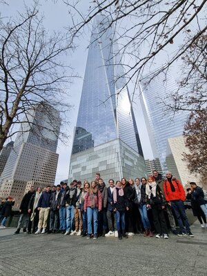 Gruppenfoto vor dem One World Trade Center am Ground Zero in New York