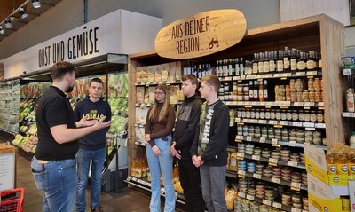 WuV-Gruppe 7 erkundet den Rewe-Markt in Simmern