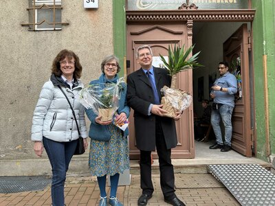 v.l. Anke Hahn, Annette Flade und Dr. Oliver Hermann vor dem Eingang des Weltladens I Foto: Martin Ferch