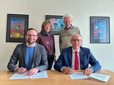 Jannis Fey (l.) und Bürgermeister Dr. Ronald Thiel (r.) bei der Vertragsunterzeichnung. Foto: Katja Zeiger
