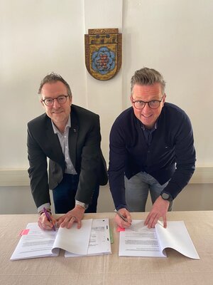 Bürgermeister Thomas Eckhardt und Dipl.-Ing. Lars Weishaar von der Fa. Barwich Bau bei der Unterzeichnung des Modernisierungsvertrages (Bild vergrößern)