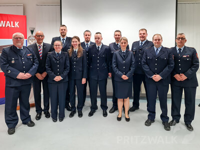 Geehrt und befördert wurden bei der Jahreshauptversammlung der Freiwlli-gen Feuerwehr Pritzwalk 14 Kameradinnen und  Kameraden. Foto: Jan Waldmann