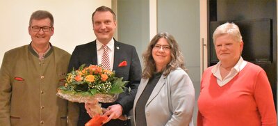Gartulanten nach der Nominierung v. l.: Thomas Giese (Vorsitzender SPD Schenklengsfeld), Tanja Hartdegen (Landtagsabgeordnete) und Irene Schneider (Vorsitzende SPD Wippershain).