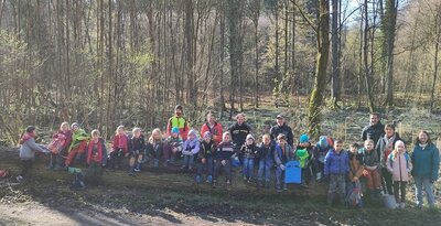 Foto zur Meldung: Der Wald als Klassenzimmer – Baumpflanzaktion im Mundelsheimer Wald