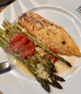 Sehr lecker: Spargel mit Tomaten und Parmesan (Bild vergr&ouml;&szlig;ern)