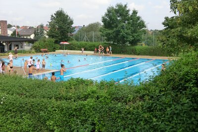 Anfängerschwimmkurse im Freibad (Bild vergrößern)
