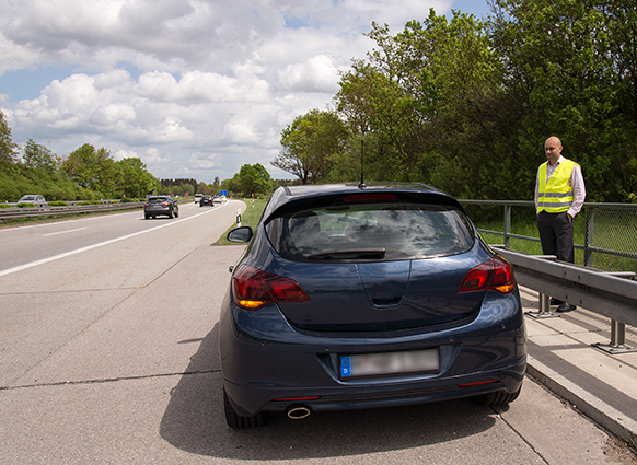 Alarmstufe Rot! Unfall Auf B192 – Betrüger Nutzen Eiskalt Schockanrufe! - cqqmpd3