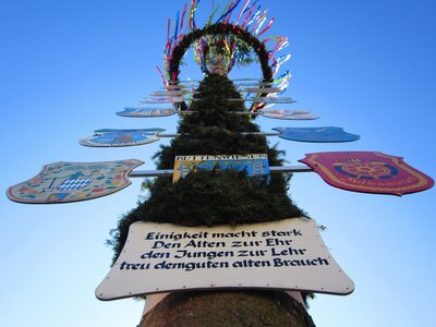Maibaumwettbewerb im Landkreis – Fotos ans Landratsamt schicken (Bild vergrößern)