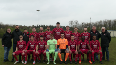April 2023; 1. Mannschaft mit Trikotsponsor tipico. Der neue Trikotsatz wurde gesponsert von Yusuf Agbaba (hintere Reihe, zweiter von links/tipico Graben-Neudorf/Waghäusel) (Bild vergr&ouml;&szlig;ern)