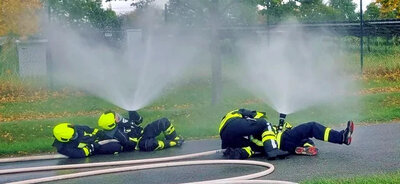 Neben den Einsätzen und Bauleistungen absolvierte die Feuerwehrmannschaft Eilsleben/Ummendorf auch regelmäßig Übungseinheiten, hier etwa im Umgang mit dem Hohlstrahlrohr, der in jeder Lage beherrscht sein sollte. Foto: Feuerwehr