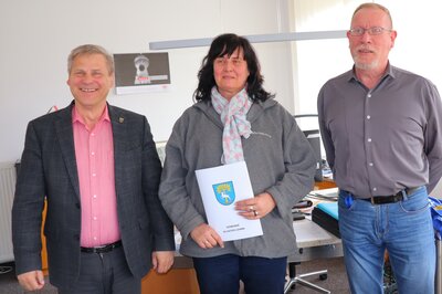 Bürgermeister Uwe Brückner (li.) mit Andrea Schulze und André Arendt vom Immobilienservice nach der Vertragsunterzeichnung. (Bild vergrößern)