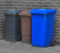 Symbolfoto Mülltonnen (Bild vergrößern)