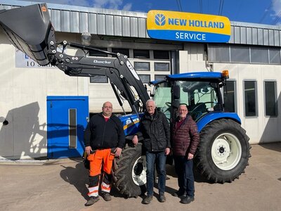Gemeindearbeiter Patrick Morgenstern, Bürgermeister Prof. Dr. Hans-Hermann Sass und Gemeindevertreter Reimer Krohn vor dem neuen Traktor