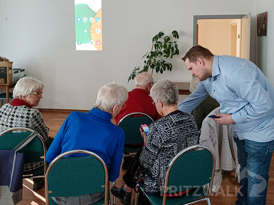 Seminarleiter Christoph Sommer erklärt Senioren den Umgang mit dem Smartphone. Foto: Lena-Isabell Mohneke