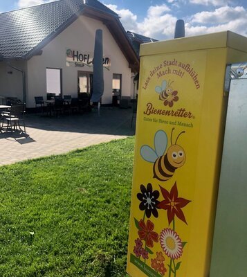 Auf dem Grundstück des Hofladens Steup in Wachenbuchen steht ab sofort der Bienenfutterautomat. Dort lassen sich Kapseln mit Blumensamen für mehr Blühen- und Artenvielfalt im eigenen Garten oder auf dem Balkon ziehen. Foto: Stadt Maintal