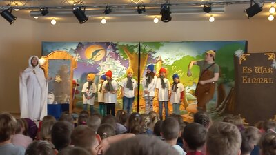 Foto zur Meldung: Die Opernretter zu Besuch an der Grundschule