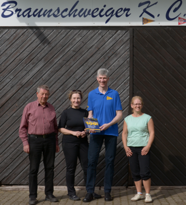 Ulrich Sonntag (Vorsitzender des Fachverbandes Kanu Bezirk Braunschweig), Birgit Hoffmann (BKC), Volker Zelinski (BKC und Autor des Buches), Claudia Drews (2. Vorsit-zende des BKC), Foto: BKC.