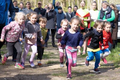 Die kleinsten Mädchen am Start zum 400 Meter- Lauf durch den Stadtwald. Foto: Ralf Sawacki
