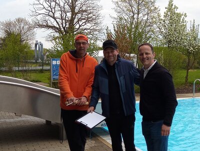 Bürgermeister Herr Crackau mit den Schwimmmeistern Herr Wagus und Herr Metje (v.r.) (Bild vergrößern)